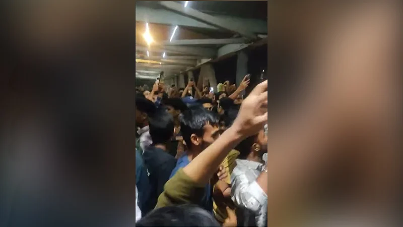 উত্তরায় ছিনতাইয়ের অভিযোগে দুজনকে আটক করে গণপিটুনি